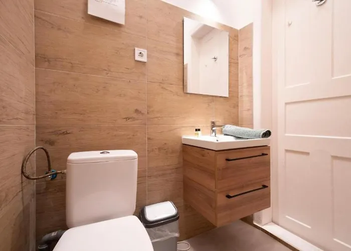 Chic Luxe Escape 2 Bedroom Retreat בודפשט