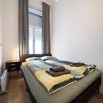 Chic Luxe Escape 2 Bedroom Retreat *